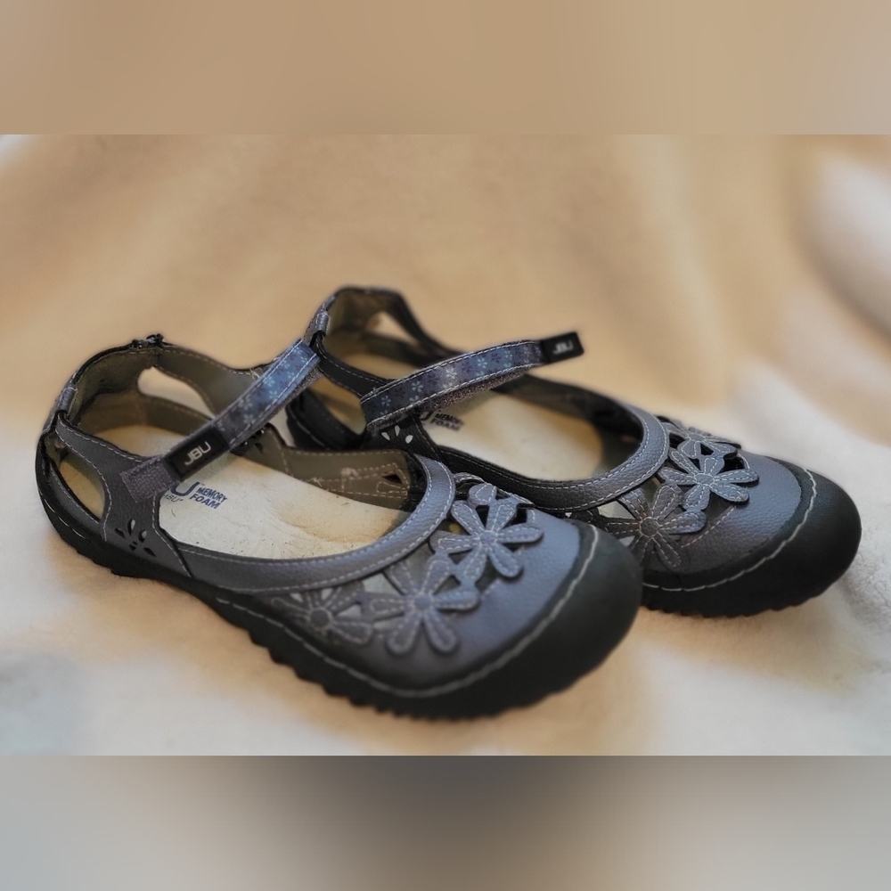 JBU Womens Blue Leather Slippers with Elegant Flower Cutout Design. Size 7.5